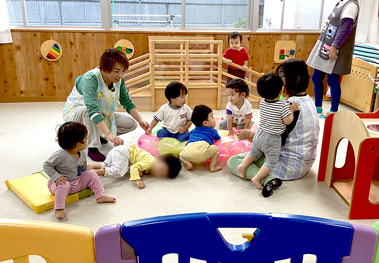 風船マットに乗って