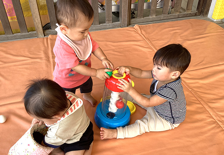 一緒にやろうよ！ボールを出す係もいました。