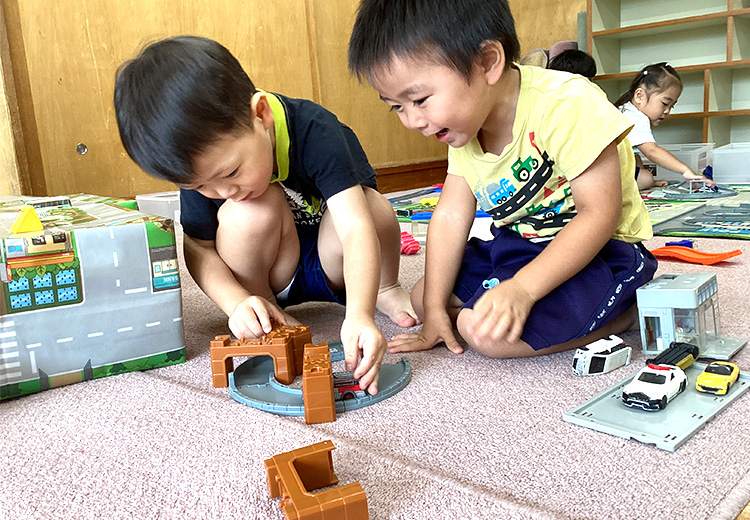トミカで遊ん